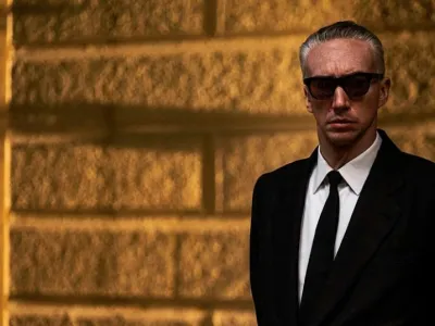 Ameriški igralec Adam Driver bo po tem, ko si je nadel obleko Maurizia Guccija, stopil v čevlje avtomobilistične ikone Enza Ferrarija. <br><br>STXfilms/Lorenzo Sisti