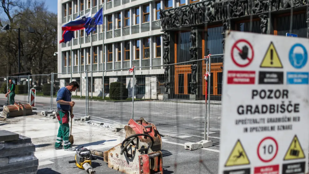 - Državni zbor (DZ) &ndash; Parlament - delavci, socialna država, socialna politika, delavske pravice  - 06.04.2020 - prenova &Scaron;ubičeva cesta v Ljubljani - zamenjava kamnitih plo&scaron;č pred poslopjem državnega zbora  //FOTO: Bojan Velikonja