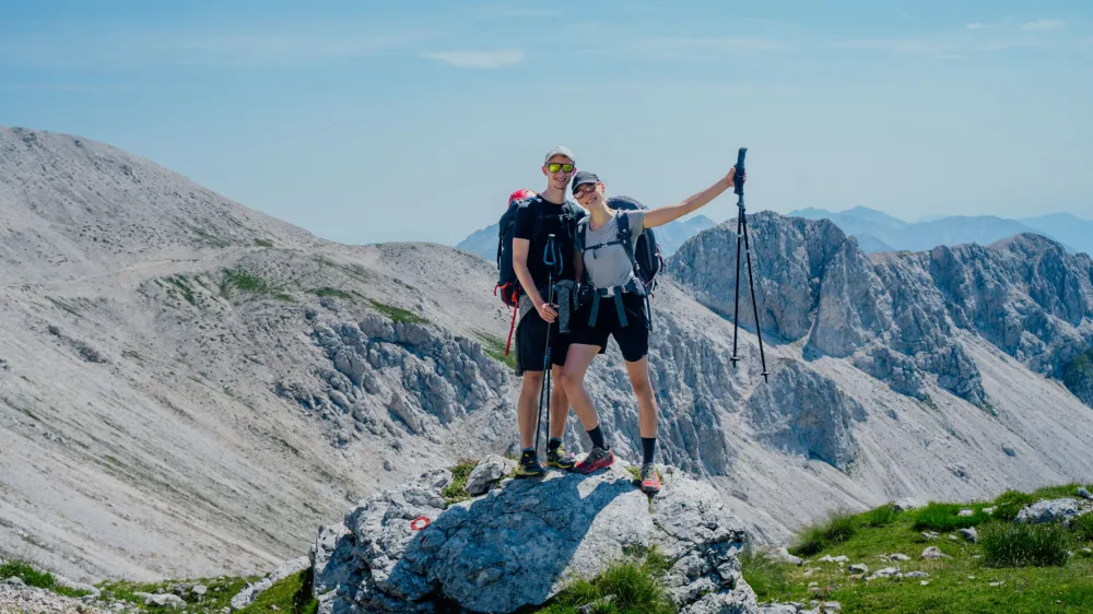 Dež ju je v mesecu dni presenetil le dvakrat, da ju varujejo angeli, pa sta sredi julija spoznala v visokogorju, ko je ob sestopu z Malega Triglava nedaleč stran od njiju strela udarila v sedemnajst pohodnikov.&nbsp;