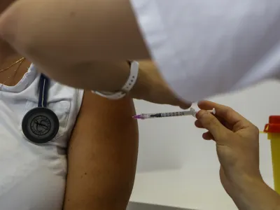 ﻿- cepljenje – treti poživitveni odmerek – cepivo  - 14.09.2021 – Epidemija Koronavirus COVID-19 v Sloveniji - cepljenje zaposlenih v UKC Ljubljana proti covidu-19 s tretjim odmerkom, cepilno mesto Leonišče  //FOTO: Luka Cjuha.