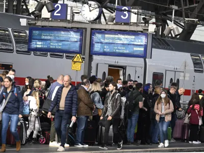 08 October 2022, North Rhine-Westphalia, Cologne: Travellers stand at the main train station waiting for trains after long-distance trains traffic in northern Germany came to a standstill. According to Deutsche Bahn, a technical malfunction is currently causing a complete standstill in long-distance traffic in northern Germany. Photo: Roberto Pfeil/dpa
