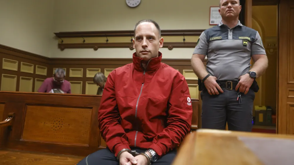 Simon Mekinda je iz obtožnice odločno zanikal le, da je dekletu dvakrat injiciral heroin. Injekcij se boji.&nbsp;