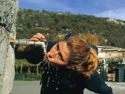 Pitje vode, osvežitev,pasja vročina,poletje,pitna voda pipa