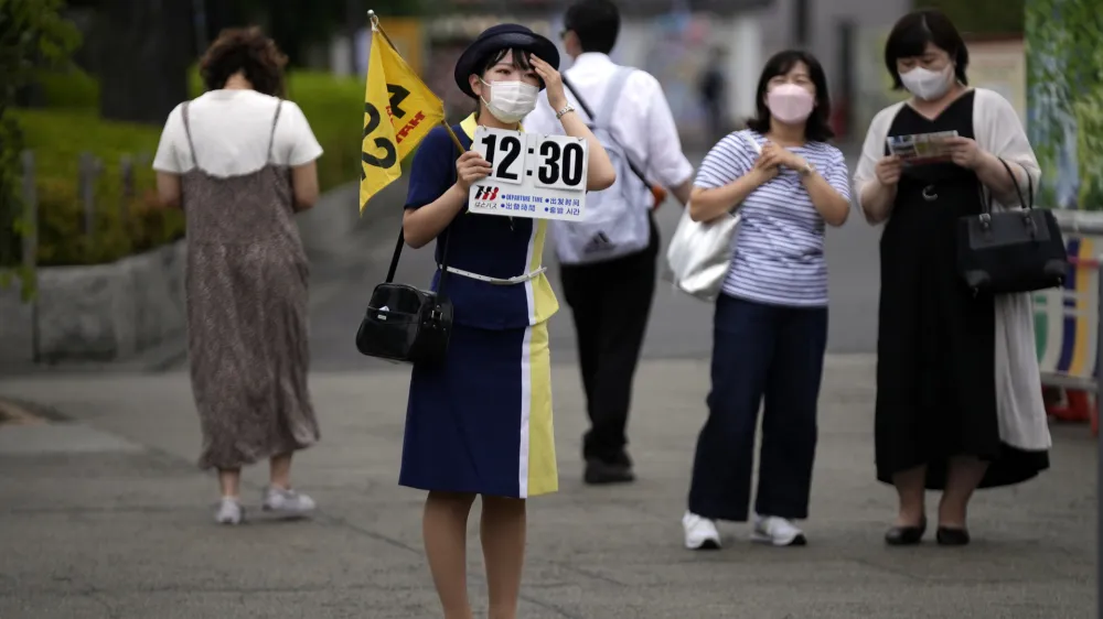 Nedavna raziskava je pokazala, da bo polovica Japoncev tudi v prihodnje nosila masko, ne glede na priporočila in pravila, je poročal The Economist.