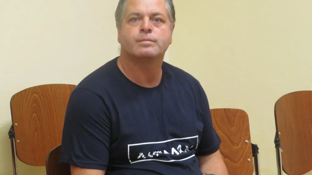 Tine Hudorovac, obtožen sodelovanja pri pretepu, se brani s prostosti. F Dragana Stanković