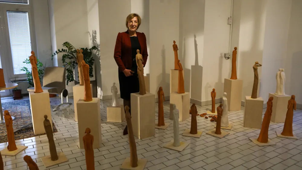 - 10.10.2022 – Knjižnica Prežihov Voranc – prva samostojna razstava kipov in grafik Viktorije Potočnik - Jaz, midve, mé //FOTO: Luka Cjuha