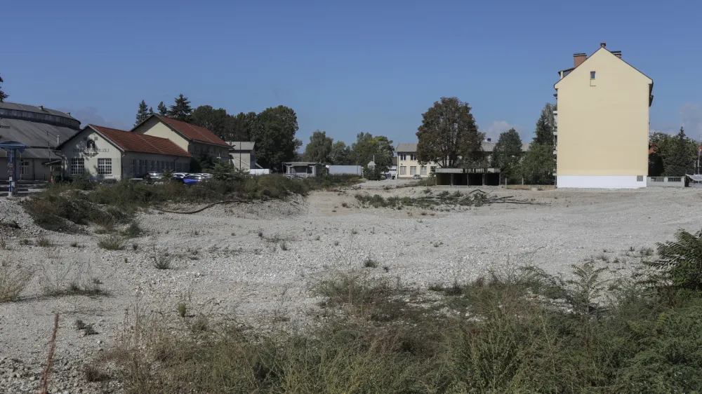 - 03.10.2022 &ndash; zazidljivo zemlji&scaron;če pri križi&scaron;ču Parmova ulica in ulica Bežigrad v Ljubljani - gradnja večstanovanjskih objektov družbe Palo Alto <br> <br>//FOTO: Jaka Gasar