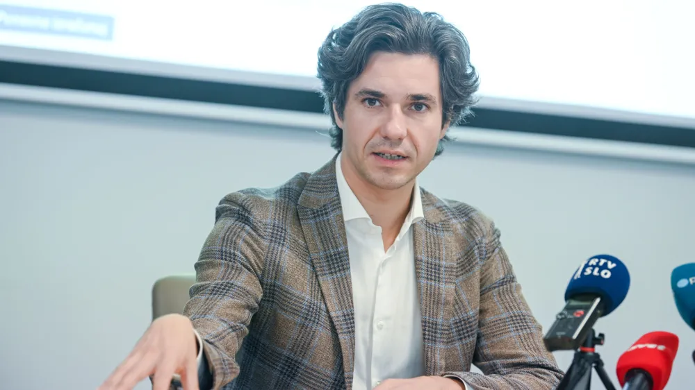 Ljubljana, ministrstvo.<br>Izjava za medije ministra za delo, druzino, socialne zadeve in enake moznosti Luke Mesca ob predstavitvi spletnega kalkulatorja za izracun energetskega dodatka za prejemnike denarne socialne pomoci in varstvenega dodatka. 