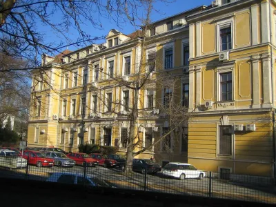 Prihodnje leto naj bi v več kot stoletje stari stavbi nekdanje interne bolnišnice po prenovi uredili negovalni oddelek, v katerem bo do deset postelj namenjenih tudi paliativnim bolnikom. 