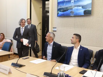 Predsednik vlade Robert Golob, Janez Ciglar Kralj, Matej Tonin, Borut Sajovic20.07.2022 - delovni posvet predsednika vlade Roberta Goloba s predsedniki in vodji poslanskih skupin parlamentarnih strank, predstavniki energetskih podjetij ter ekonomskimi strokovnjaki na temo ukrepov za zajezitev prehranske in energetske draginje ter zagotovitev energetske varnosti državeFoto: Luka Cjuha