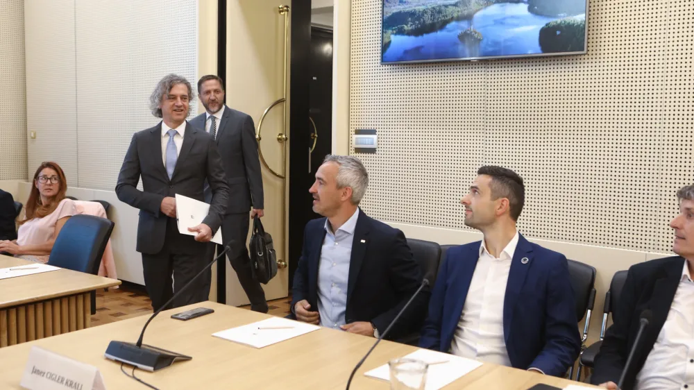 Predsednik vlade Robert Golob, Janez Ciglar Kralj, Matej Tonin, Borut Sajovic20.07.2022 - delovni posvet predsednika vlade Roberta Goloba s predsedniki in vodji poslanskih skupin parlamentarnih strank, predstavniki energetskih podjetij ter ekonomskimi strokovnjaki na temo ukrepov za zajezitev prehranske in energetske draginje ter zagotovitev energetske varnosti državeFoto: Luka Cjuha