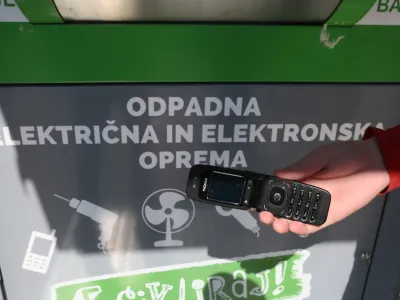 ﻿- mobilni zbiralnik starih aparatov - e-odpadki - mobilni telefon<br><br><br>- 22.03.2018 – Vižmarje – projekt Life Gospodarjenje z e-odpadki - prvo zbiranje starih aparatov z novim mobilnim zbiralnikom za zbiranje starih aparatov, sijalk in baterij v organizaciji družbe Zeos <br><br><br><br><br>//FOTO: Luka Cjuha