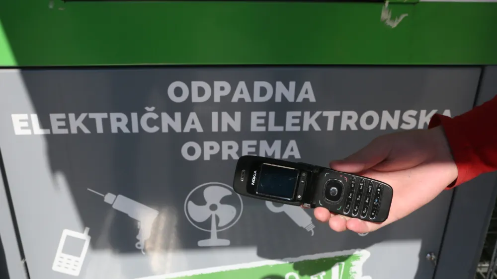 ﻿- mobilni zbiralnik starih aparatov - e-odpadki - mobilni telefon<br><br><br>- 22.03.2018 – Vižmarje – projekt Life Gospodarjenje z e-odpadki - prvo zbiranje starih aparatov z novim mobilnim zbiralnikom za zbiranje starih aparatov, sijalk in baterij v organizaciji družbe Zeos <br><br><br><br><br>//FOTO: Luka Cjuha