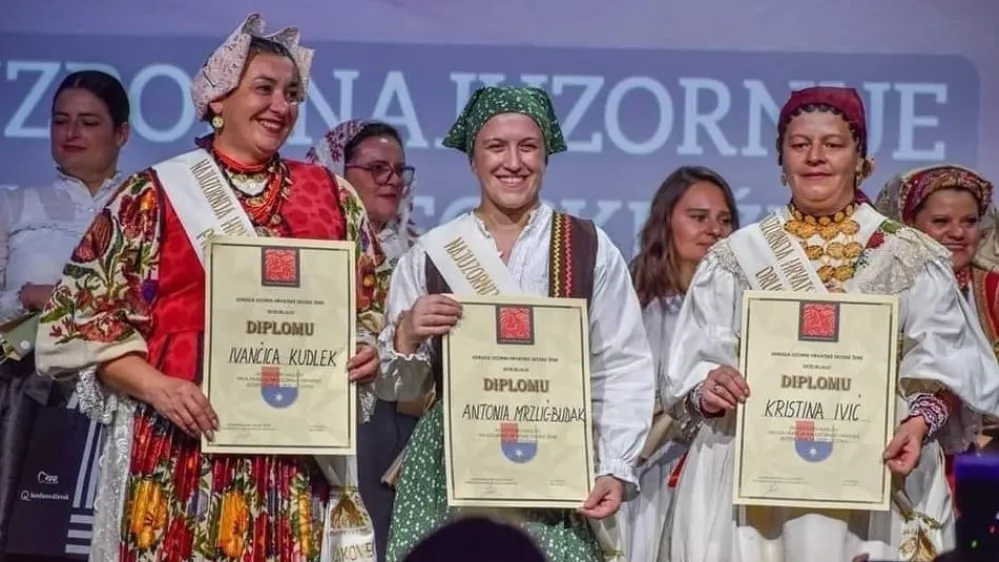 V konkurenci 17 vzornih žen je naslov osvojila Antonija Mrzlić Budak iz Svetega Petra v Šumi iz istrske županije. F youtube