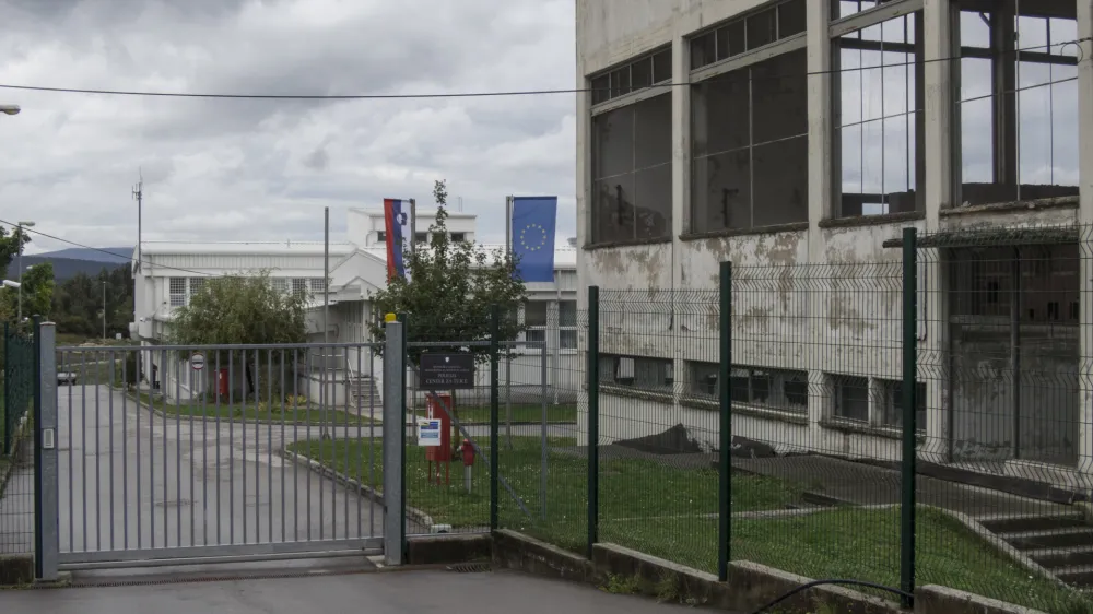 POLICIJA CENTER ZA TUJCE, Veliki Otok Postojna- 08.10.2015 - nepremičnine in zemlji&scaron;ča v državni lasti  //FOTO: Luka Cjuha.