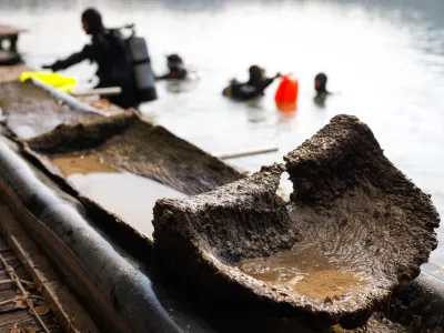 Bled, Blejsko jezero.<br>Potop potapljacev v Blejsko jezero, iz katerega so dvignili zgodnjesrednjeveski deblak.