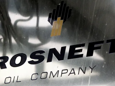 FILE PHOTO: A logo of Russian state oil firm Rosneft is seen at its office in Moscow, October 18, 2012. REUTERS/Maxim Shemetov/File Photo