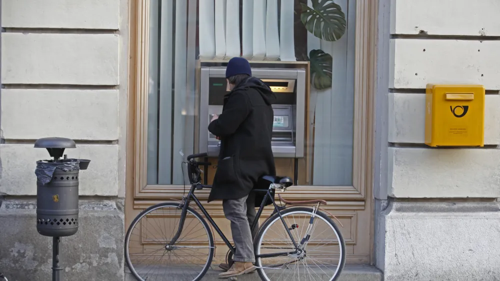 - obrtniki protestno dvigovali gotovino na bankomatih. - člani Obrtno-podjetniške zbornice (OZS) z dvigom gotovine iz bankomatov nadaljujejo državljansko nepokorščino, ki so jo v začetku meseca začeli s prošnjami na davčno upravo za odlog plačil prispevkov in davkov.   ///FOTO: Luka Cjuha