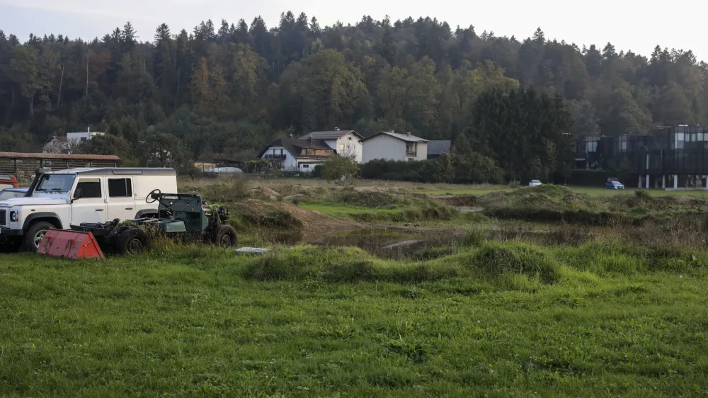 - 15.10.2022 &ndash; nepozidana lokacija v &Scaron;i&scaron;ki na območju med ulicami Bizjanova, Pod hribom, Pod hru&scaron;ko in Za vasjo  //FOTO: Jaka Gasar