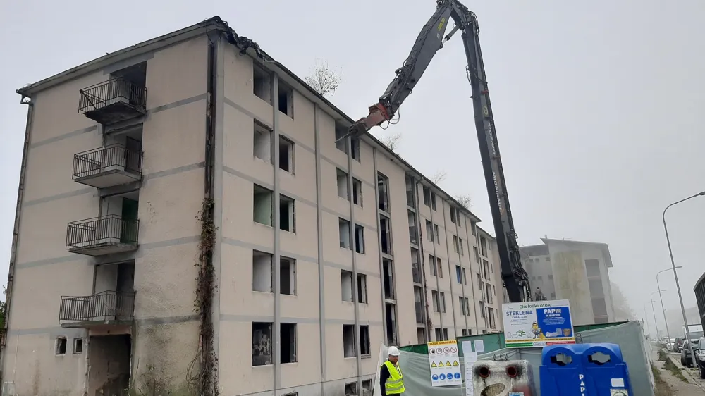 V Stražišču se je začela rušitev nekdanjega samskega doma. Zgradbo bodo od strehe do pritličja podirali z največjim gradbenim strojem v jugovzhodni Evropi, ki se ponaša z 38 metrov dolgo ročico. 