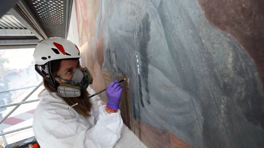 Anka Batič, konservatorka-restavratorka - 14.10.2022 - Ljubljanska stolnica - Stolna cerkev sv. Nikolaja, obnova po&scaron;kodovane freske z motivom Oznanjenja na južnem pročelju - naslikal Giulio Quaglio (1668&ndash;1751), //FOTO: Tomaž Skale