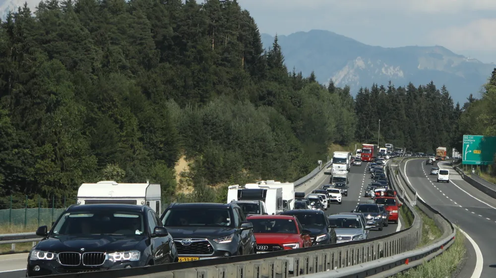 Načeloma znajo vozniki osebnih vozil že zelo dobro narediti re&scaron;evalni pas. Največkrat so problem vozniki tovornjakov.&nbsp;