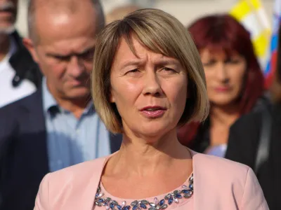 Ljubljana.<br>Izjava za medije stranke SDS ob vlozitvi podpisov za razpis treh zakonodajnih referendumov.<br>Poslanka SDS Alenka Jeraj.