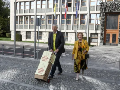 sovodiitelja koalicije Za otroke gre Aleš Primc in Metka Zevnik - 11.10.2022 - izjava za medije Aleša Primca in Metke Zevnik iz koalicije Za otroke gre! pred predajo podpisov pobude za razpis naknadnega zakonodajnega družinskega referenduma za zaščito otrok in družin o spremembah družinskega zakonika v DZ //FOTO: Luka Cjuha
