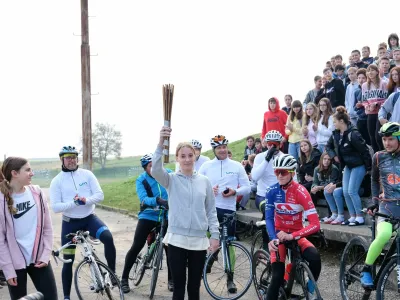 Podnebna štafeta je v torek in sredo prepotovala 245 kilometrov dolgo pot skozi Slovenijo, včeraj pa se je za hip ustavila tudi v Kostanjevici na Krki in Leskovcu pri Krškem. F Boštjan Colarič, Gen energija