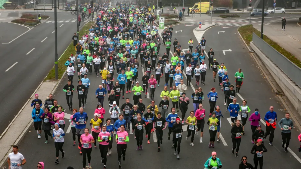﻿- 24.10.2021- 25. Ljubljanski maraton 2021 - največji tekaški dogodek je prvič potekal v znamenju rožnate barve, mesecu ozaveščanja o raku dojk. - udeleženci so morali izpolnjevati enega od pogojev PCT (preboleli, cepljeni ali testirani) -  //FOTO: Luka Cjuha.