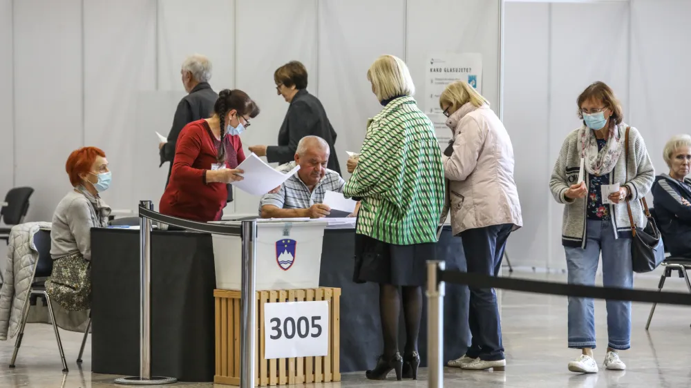 predčasno glasovanje za predsednika republike Slovenije na Gospodarskem razstavišču<br><br>- 18.10.2022 – Predsedniške volitve 2022 - sedme volitve za petega predsednika republike v samostojni Sloveniji – volilci so volili med sedmimi kandidati – Milanom Brglezom, Janezom Ciglerjem Kraljem, Anžetom Logarjem, Natašo Pirc Musar, Vladimirjem Prebiličem in Sabino Senčar<br><br> <br><br>//FOTO: Luka Cjuha