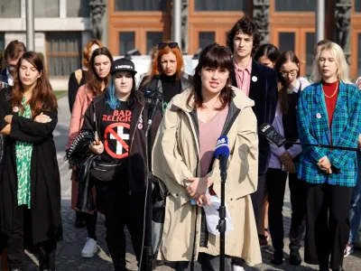 Ljubljana, Trg republike.<br>Novinarska konferenca Instituta 8. marec, na kateri so predstavili analizo stalisc predsedniskih kandidatov, ki so jo opravili na podlagi njihovih neposrednih odgovorov na vprasanja, ki so jim jih zastavili.<br>Direktorica Instituta 8. marec Nika Kovac.