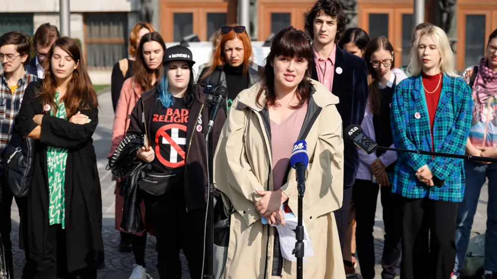 Ljubljana, Trg republike.<br>Novinarska konferenca Instituta 8. marec, na kateri so predstavili analizo stalisc predsedniskih kandidatov, ki so jo opravili na podlagi njihovih neposrednih odgovorov na vprasanja, ki so jim jih zastavili.<br>Direktorica Instituta 8. marec Nika Kovac.