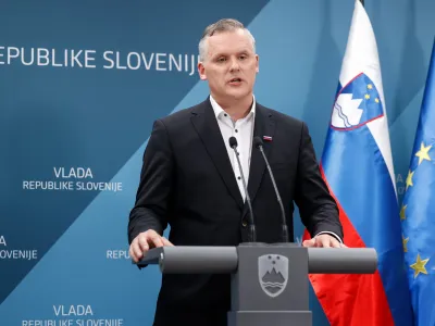 Ljubljana, drzavni zbor.<br>Novinarska konferenca po redni tedenski seji vlade.<br>Minister za infrastrukturo Bojan Kumer.