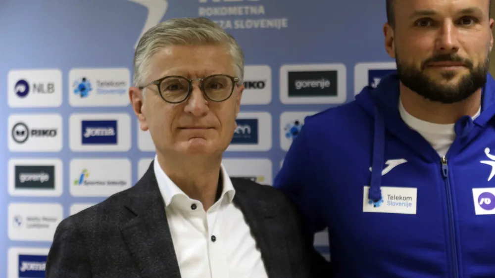 ﻿Franjo Bobinac, predsednik Rokometne zveze Slovenije in Uroš Zorman, novi selektor rokometne reprezentance <br><br><br><br><br>- 03.03.2022 - Rokometna zveza Slovenije (RZS) - novinarska konferenca novega selektorja moške reprezentance Uroša Zormana - //FOTO: Tomaž Skale 