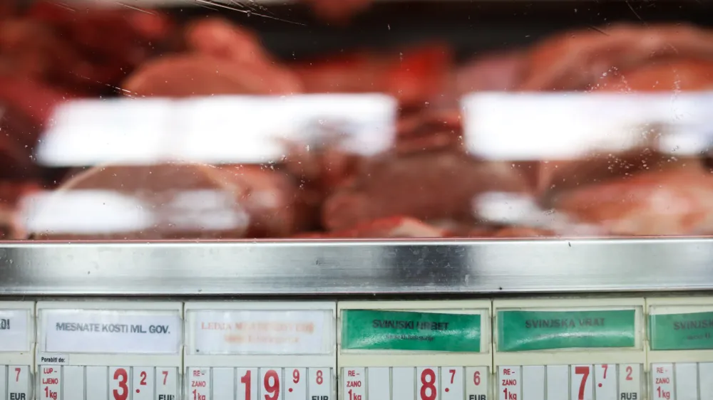 Tržnica pod arkadami - meso - mesnine -- 05.06.2020 &ndash; rast cen življenjskih potreb&scaron;čin - podražitve v trgovinah - vi&scaron;je cene osnovnih živil &ndash; dražja hrana &ndash; živila - //FOTO: Bojan Velikonja