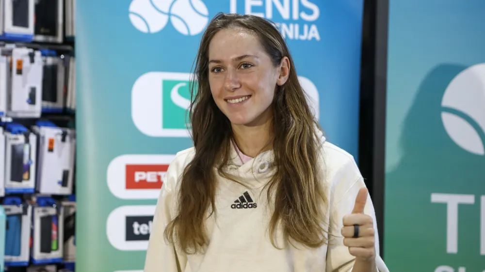 Kaja Juvan- 20.10.2022 &ndash; Teni&scaron;ka zveza Slovenije - ženska teni&scaron;ka reprezentanca pred dvobojem v pokalu Billie Jean King med Slovenijo in Kitajsko v Velenju //FOTO: Luka Cjuha