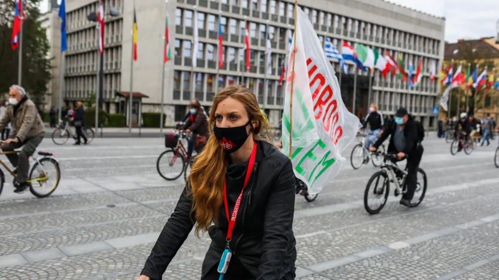 ﻿Protestnici Tei Jarc policija očita, da naj bi organizirala proteste, in jo zato finančno kaznuje. Pravna mreža za varstvo demokracije je prepričana, da gre za ustrahovanje protestnice.
