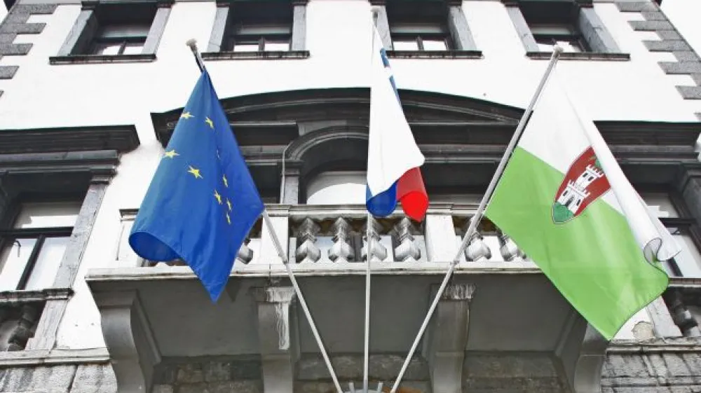 ﻿hišna preiskava pri ljubljanskem županu Zoranu Jankoviču v mestni hiši - Mestna občina Ljubljana (MOL) - Mestni trg 1- hišne preiskave pri ljubljanskem županu Zoranu Jankoviču in najožjim sodelavcem zaradi suma več kaznivih dejanj s področja gospodarske kriminalitete in korupcije//FOTO: Tomaž Skale