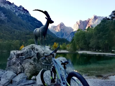 Do jezera Jasna se lahko odpravite tudi s kolesom. Električno je zgolj luksuz, ki ga rekreativni kolesar ne potrebuje.