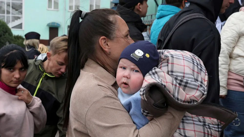Civilians evacuated from the Russian-controlled Kherson region of Ukraine arrive at a railway station in the town of Dzhankoi, Crimea October 20, 2022. REUTERS/Alexey Pavlishak   TPX IMAGES OF THE DAY