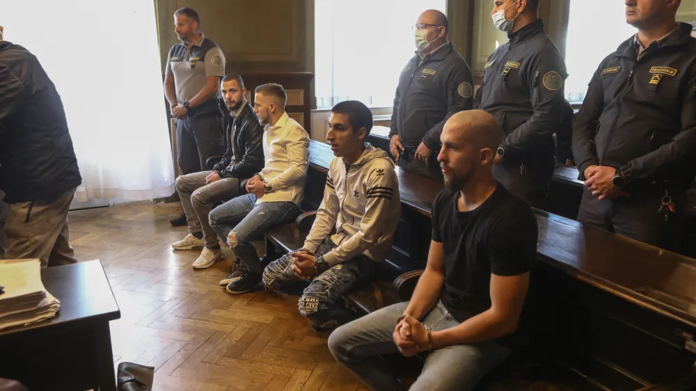 Tožilstvo je spremenilo obtožnico in sedaj Marka Belcla, Marjana Brajdiča, Mihaela Grma in Marjana Grma preganja »le« še zaradi povzročitve hude telesne poškodbe s smrtnim izidom, ne pa več zaradi umora 77-letnega Slavca Knafla.
 