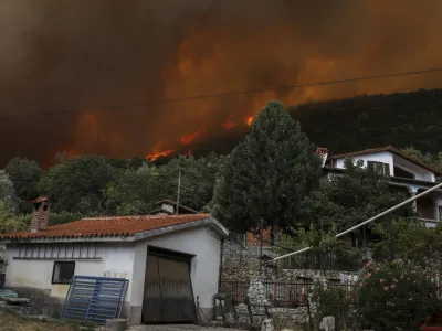- 20.7.2022 - Brestovica pri Komnu - Požar, ga&scaron;enje, evakuacija, gasilci, policija, ogenj, voda, dim, helikopter, avion //FOTO: Jaka Gasar