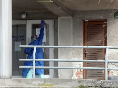 ﻿- prva okužba koronavirus COVID-19 v Sloveniji: pacient, star okoli 60 let, prišel iz Maroka prek Italije<br>- zaščitna obleka - maska, čiščenje - razkuževanje <br> <br><br>- 04.03.2020 – Klinika za infekcijske bolezni in vročinska stanja - Infekcijska klinika UKC Ljubljana, Bohoričeva ulica 13 -<br><br> <br><br>//FOTO: Jaka Gasar