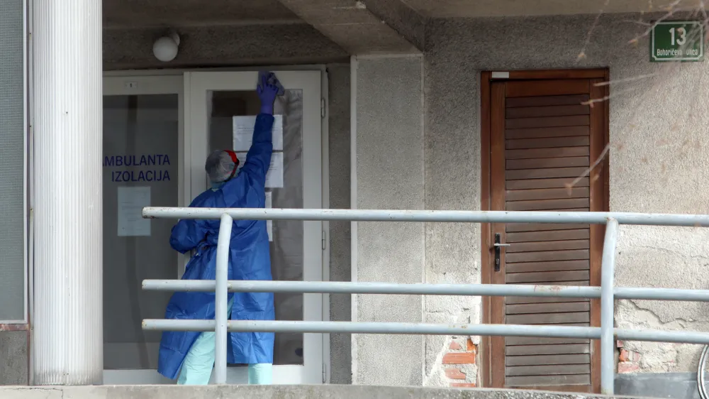 ﻿- prva okužba koronavirus COVID-19 v Sloveniji: pacient, star okoli 60 let, prišel iz Maroka prek Italije<br>- zaščitna obleka - maska, čiščenje - razkuževanje <br> <br><br>- 04.03.2020 – Klinika za infekcijske bolezni in vročinska stanja - Infekcijska klinika UKC Ljubljana, Bohoričeva ulica 13 -<br><br> <br><br>//FOTO: Jaka Gasar