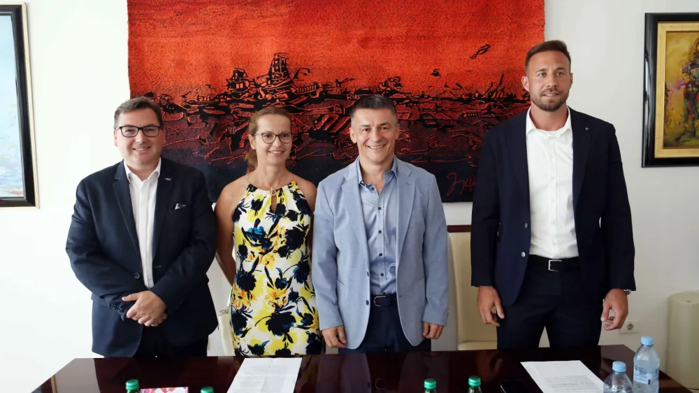 kandidata za podpredsednika OKS Roman Dobnikar in prof. dr. Maja Pajek, kandidat za novega predsednika OKS mag. Janez Sodržnik (prvi podpredsednik OKS) in kandidat za podpredsednik OKS Andraž Žurman, <br><br>- 30.06.2022 - Olimpijski komite Slovenije &ndash; Združenje &scaron;portnih zvez: predstavitev kandidature mag Janeza Sodržnika za predsednika OKS-Z&Scaron;Z in predstavitev njegove ekipe za novo vodstvo <br><br>//FOTO: Tomaž Skale