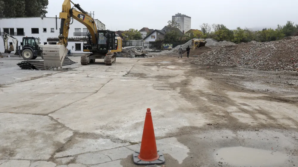 - ru&scaron;enje nekdanjega kompleksa Papir servis - - 26.10.2022 - zemlji&scaron;če Podjetja LIN nepremičnine na območju nekdanjega kompleksa Papir servisa, ki so ga kupili v stečajnem postopku, načrtuje gradnjo 150 stanovanj v &scaron;tirih blokih - Pod ježami 5 v Ljubljani &ndash; Moste, //FOTO: Jaka Gasar