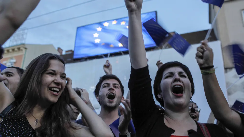 - Ilustrativna fotografija - Zagreb, slovesnost ob vstopu Hrva&scaron;ke v EU na Trgu bana Josipa Jelačića, proslava, evropska zastava - evropa - Evropska unija  - zadovoljstvo - radost - 1.7.2013 - Vstop Hrva&scaron;ke v Evropsko unijo (EU) - Hrva&scaron;ka je postala 28. članica Evropske unije - na evropski cilj je prispela devet let za Slovenijo, s katero sta se osamosvojili hkrati.  //FOTO: Jaka Gasar