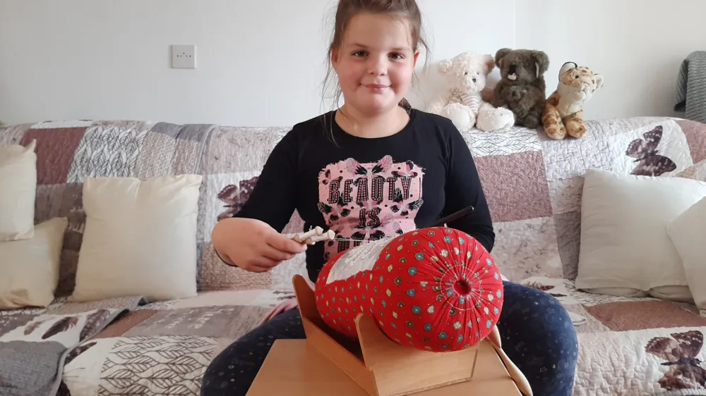 Da je Hana zelo prida učenka klekljanja čipk, priznava tudi njena mentorica Franči&scaron;ka. Veseli jo, da deklica ohranja to lepo žlahtno obrt, ki je uvr&scaron;čena celo na Unescov seznam nesnovne kulturne dedi&scaron;čine.&nbsp;