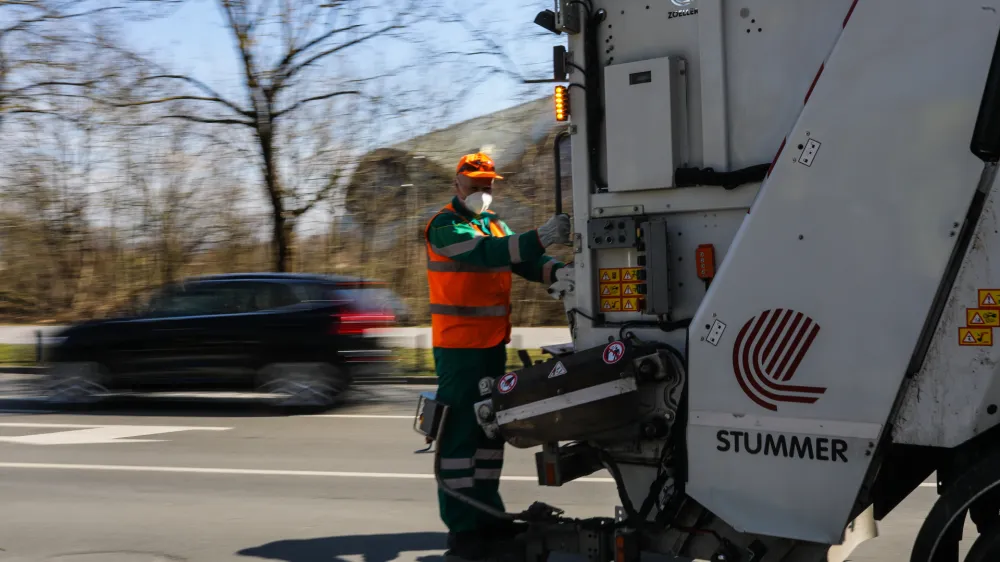 ﻿- ločevanje odpadkov –- reciklaža -- odpadki – smeti - - 11.03.2020 - Odvoz mešanih odpadkov v naselju BS3 v Ljubljani. Podjetje Snaga. //FOTO: Bojan Velikonja
